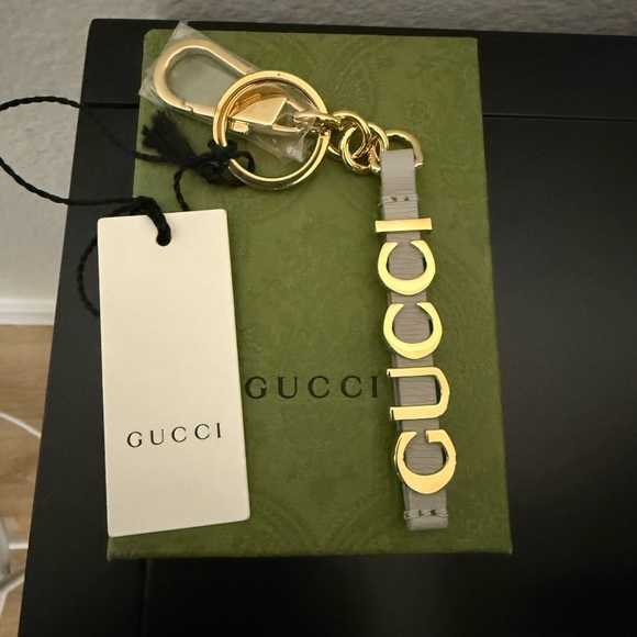 Gucci KEYCHAIN WITH GUCCI SCRIPT, NWT, Grey - Picture 1 of 7